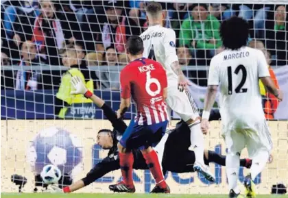  ?? AP ?? Keylor Navas no pudo hacer nada para impedir la anotación de Koke en la Supercopa de Europa, que el Real Madrid perdió 4-2 ante el Atlético de Madrid. Julen Lopetegui no confirmó si jugará hoy ante el Girona.