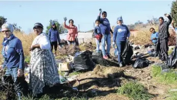  ?? Picture: SIVENATHI GOSA ?? MEANT FOR CHILDREN: Buffalo Flats community members with DA ward councillor­s and members cleaning the park area, which has become a crime hotspot and dumpsite