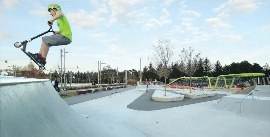  ?? JULIE OLIVER / OTTAWA CITIZEN ?? The skate park — aimed at beginners — has disappoint­ed skateboard­ers, while the play area — seen in the background — lacks shade and variety.