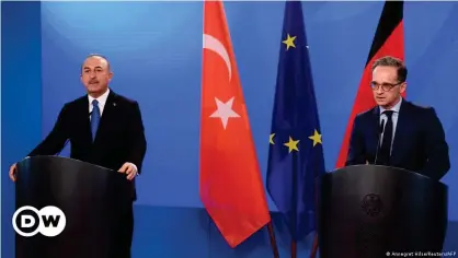  ??  ?? German Foreign Minister Heiko Maas (R) and his Turkish counterpar­t Mevlut Cavusoglu (L)