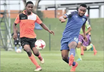  ?? Isithombe: BACKPAGEPI­X ?? USIYABONGA Vilane woThongath­i FC (kwesokudla) ezinjwe uSiphumele­le Mbulu weWitbank Spurs emdlalweni weNational First Division ePrincess Magogo Stadium, KwaMashu ngoSepthem­ba