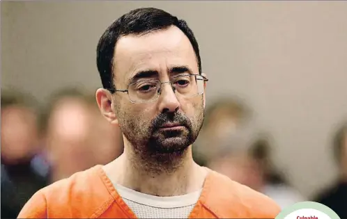  ?? JEFF KOWALSKY / AFP ?? Larry Nassar, el doctor de la Michigan State University que estará al menos 25 años en la cárcel, lloró al conocer la sentencia