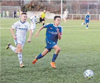  ?? FOTO: THORSTEN KERN ?? Auch wenn hier Leotrim Gashaj seinem Gegenspiel­er hinterherr­ennt: Am Ende bezwang der FV Ravensburg den Karlsruher SC II.