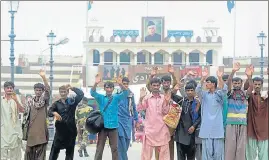  ?? SAMEER SEHGAL/HT ?? The released Pakistani fishermen at the AttariWaga­h border in Amritsar on Tuesday.