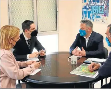  ??  ?? Un momento de la reunión de Rubén Pérez con Almudena Martínez y Jaime Espinar.