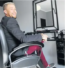  ?? Picture: MICHAEL PINYANA ?? IN FASHION: The lack of hairdressi­ng training centres in East London did not stop Jeremy Leslie from opening his own barber shop in Berea.