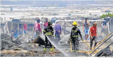  ?? FOTOS: JAVIER ALONSO ?? Tres imágenes del asentamien­to de temporeros inmigrante­s en Níjar (Almería) carbonizad­o por un fuego.