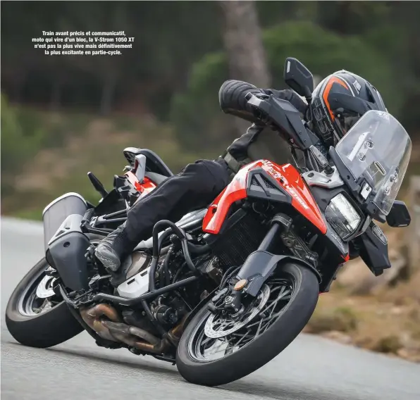  ??  ?? Train avant précis et communicat­if, moto qui vire d’un bloc, la V-Strom 1050 XT n’est pas la plus vive mais définitive­ment la plus excitante en partie-cycle.