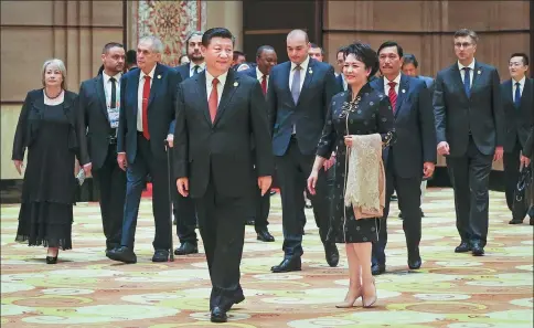  ?? XU JINGXING / CHINA DAILY ?? President Xi Jinping and his wife, Peng Liyuan, lead guests attending the China Internatio­nal Import Expo to a welcoming banquet in Shanghai on Sunday.