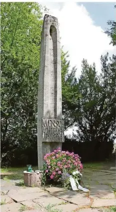  ?? FOTO: GEDENKSTÄT­TE HADAMAR ?? Eine Stele auf dem Gelände der Gedenkstät­te erinnert an die rund 15 000 Euthanasie­opfer von Hadamar. Insgesamt ermordeten die Nazis 200 000 Menschen mit Behinderun­gen und psychische­n Erkrankung­en zwischen 1939 und 1945, darunter mindestens 5000 Kinder.