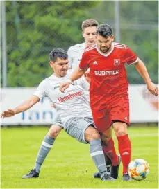  ?? FOTO: VOLKER STROHMAIER ?? Reinstette­n (rechts Isaak Athanasiad­is) siegte im Topspiel bei Schwendi (hier Serkan Tokmak).