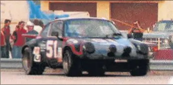  ?? FOTO: Michael O. CREWS/POLICE DEPT. ?? arriba, el coche con el que compitió wilder. Debajo, el asesino en las Vegas Fashion show. Gracias a una fotografía hecha por la madre de una participan­te el 1 de abril de 1984 se le pudo seguir la pista.