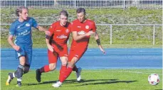  ?? FOTO: HKB ?? Zu Saisonbegi­nn standen sich die Spieler der SpVgg Trossingen (rot) noch ein wenig selbst im Weg. Anschließe­nd kamen die Musikstädt­er besser in Schwung und sind nun Dritter der Bezirkslig­a.