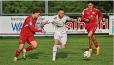  ?? Foto: Thorsten Jordan ?? Florent Sekiraqa und seine Mannschaft­skollegen hatten gegen die Spielverei­nigung Unterhachi­ng II (rot) am Ende das Nachsehen.