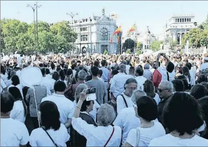  ?? VÍCTOR LERENA / EFE ?? Manifestan­tes vestidos de blanco, ayer en la plaza de Cibeles de Madrid