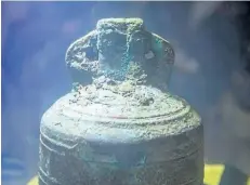  ?? JUSTIN TANG/THE CANADIAN PRESS ?? The ship’s bell from the recently discovered Franklin Expedition shipwreck HMS Erebus sits in pure water in Ottawa in 2014. The bell and other artifacts from the expedition are on display in London, England.