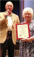  ?? Submitted photo ?? ■ Pastor Jim Neal presents a plaque to W.IN.G.S. Coordinato­r Mary Ann Woodson.