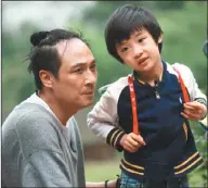  ??  ?? 吳鎮宇(左)在《爸爸去哪兒》演出賣力，不輸給年輕爸爸們。 （網路圖片）