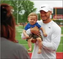  ?? TIM PHILLIS — THE NEWS-HERALD ?? Mitchell Trubisky poses with a young fan during the first day of the Mitchell Trubisky Mentor Youth Football Camp.