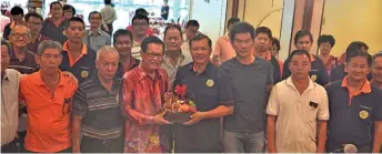  ??  ?? Jong (fourth right) presents a fruit basket to Lee as a token of appreciati­on at the Miri Planters’ Associatio­n annual general meeting.