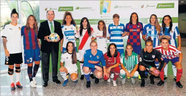  ??  ?? Ignacio Galán, con jugadoras de la Primera Iberdrola, el gran referente de la apuesta de la compañía energética por el deporte femenino.