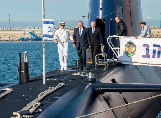  ??  ?? Benyamin Netanyahou visite un sous-marin livré par les Allemands en janvier 2016.