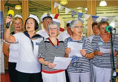  ?? ARCHIV-FOTO: PETER ROSSBACH ?? „Lustig ist das Seniorenle­ben“– singt der kostümiert­e Seniorenbe­irat zum Abschluss der letzten Seniorenwo­che. Mitten drin: Seniorenbe­auftragte Erika Hermanns (vierte von links).