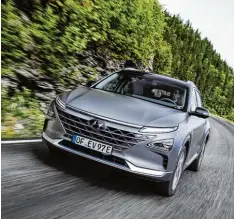  ?? Fotos: Hyundai ?? Der mit der Brennstoff­zelle: Mit vollen Wasserstof­ftanks erzielt der Hyundai Nexo rund 600 Kilometer Reichweite.