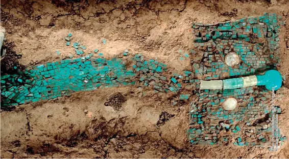  ?? ?? Pictured is a turquoise-inlaid dragon-shaped artifact and a bronze bell excavated from Erlitou Ruins, Yanshi, Henan Province