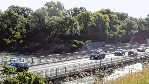  ?? Foto: Hermann Schmid ?? Wo heute die viel befahrene Straße zwischen Königsbrun­n und Mering den Lech überquert, schlagen die Freien Wähler zusätzlich eine neue Regionalba­hn Strecke vor, die für viele München Pendler attraktiv sein könnte.