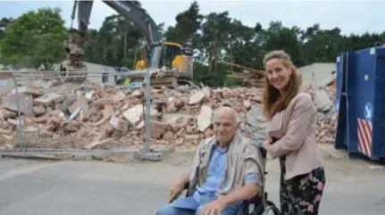  ?? FOTO KRISTIN MATTHYSSEN ?? Louis Coeckaerts met directeur Charlotte Leemans voor het slooppuin van het vroegere klooster.