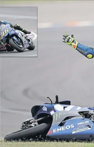  ?? FOTO: MOTOGP.COM ?? En el final de carrera de Assen en 2015 Rossi entra primero en la chicane, la rueda de Márquez toca el hombro de Valentino, que como no puede completar la chicane hace un recto acelerando por la tierra y gana