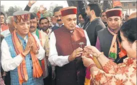  ?? SHYAM SHARMA/HT ?? ▪ Himachal Pradesh’s former chief minister Prem Kumar Dhumal campaigns for BJP’s candidate from Dharamsala, Kishan Kapoor, during an election rally in Badoi village on Monday.