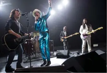  ?? JONATHAN HAYWARD/THE CANADIAN PRESS ?? Gord Downie, frontman of the Tragically Hip, wore a turquoise outfit at his Vancouver show Sunday.