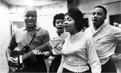  ?? Photograph: Michael Ochs Archives/Michael Ochs Archives/Getty Images ?? ‘A true Chicago legend’ ... from left, Pops, Cleotha, Mavis and Pervis pictured in the late 50s.