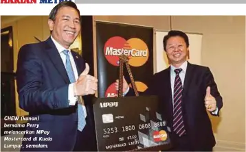  ??  ?? CHEW (kanan) bersama Perry melancarka­n MPay Mastercard di Kuala Lumpur, semalam.