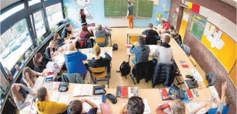  ?? FOTO: DPA ?? Der Klassentei­ler kann nach oben gesetzt werden – darauf hat das Kultusmini­sterium die Regierungs­präsidien und die Schulämter hingewiese­n.