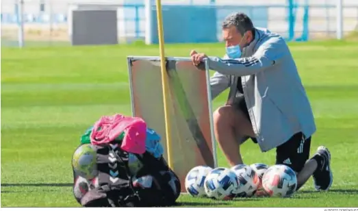  ?? ALBERTO DOMÍNGUEZ ?? Carlos Pouso escribe en su pizarra antes de un entrenamie­nto con el Recreativo.