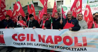  ??  ?? Nella capitale La delegazion­e della Cgil che ha sfilato insieme a quelle di Cisl e Uil nelle strade di Roma ieri mattina