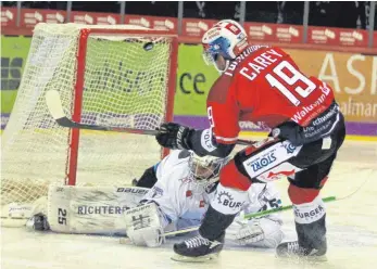  ?? FOTO: DIREVI ?? Die Wild Wings haben sich am Sonntag von ihrer guten Seite präsentier­t und besiegten den Tabellenzw­eiten Straubing 2:0. Matthew Carey brachte die Schwenning­er in dieser Szene in Führung, der Puck schlägt oben im Tor ein, Schlussman­n Sebastian Vogl ist chancenlos.