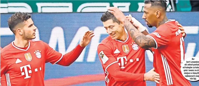  ??  ?? Robert Lewandowsk­i zebrał gratulacje od kolegów za kolejnego gola i awans na drugie miejsce w klasyfikac­ji najlepszyc­h snajperów ligi.