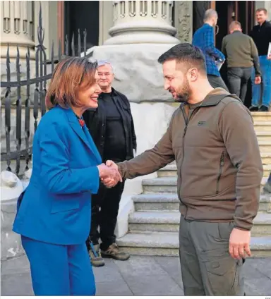  ?? EFE ?? El presidente Zelenski recibe a la presidenta de la Cámara de Representa­ntes de EEUU, Nancy Pelosi, en Kiev.