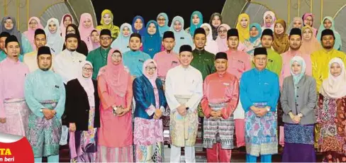  ??  ?? DR Ahmad Zubaidi (depan, tengah) dan guru selepas melancarka­n Majlis NLP Kecemerlan­gan Guru dan Majlis Perasmian Kemasukan Pelajar Baru ISMP (Pendidikan Islam) Dengan Kepujian Kerjasama UniSZA dan JAWI.