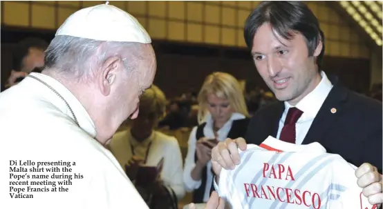  ??  ?? Di Lello presenting a Malta shirt with the Pope’s name during his recent meeting with Pope Francis at the Vatican