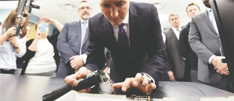  ?? Nat han Denett e / the Cana dian press files ?? Prime Minister Justin Trudeau checked out Velocity, a entreprene­urship program at the University of Waterloo, back on Jan. 14, 2016.