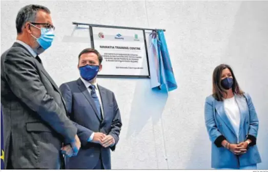  ?? JESÚS MARÍN ?? La alcaldesa de San Fernando, Patricia Cavada, junto al presidente de Navantia, Ricardo Domínguez, y Vicente Santamaría, director de Sistemas.