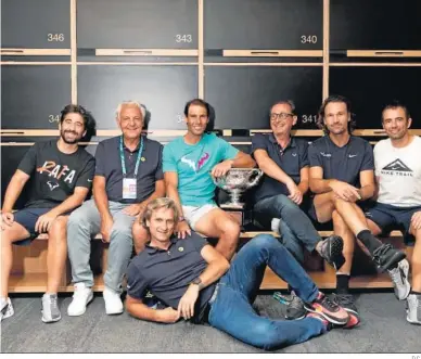  ?? D.C. ?? Benito Pérez-Barbadillo (el tercero por la derecha), junto a Rafa Nadal, su padre y parte de su equipo.