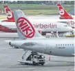  ?? FOTO: AFP ?? Maschinen von Air Berlin and Niki auf dem Rollfeld des Flugplatze­s Berlin Tegel.