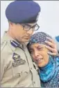 ?? WASEEM ANDRABI/HT ?? Jammu and Kashmir DGP SP Vaid (R) carrying the coffin of policeman Habibullah who died on Friday. He was critically injured in a militant attack in the J&K capital last week. (Right) A police officer comforts the wife of the slain cop.