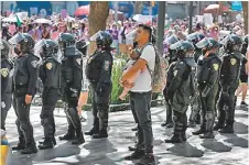  ?? ?? Uniformada­s y… un padre de familia Vigilaron la protesta 2 mil 300 policías.
ARIEL OJEDA